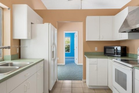 House in Port Charlotte, Florida 3 bedrooms, 174.1 sq.m. № 2031732 - photo 6