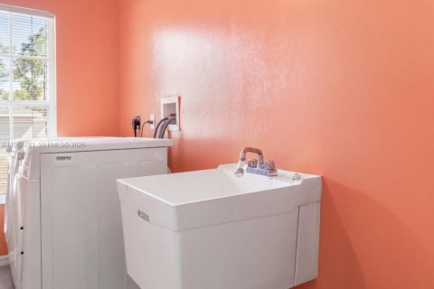 House in Port Charlotte, Florida 3 bedrooms, 174.1 sq.m. № 2031732 - photo 8