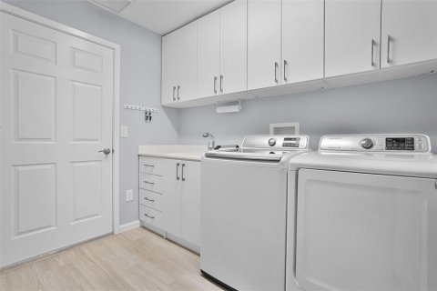 House in The Villages, Florida 3 bedrooms, 142.23 sq.m. № 1811092 - photo 25
