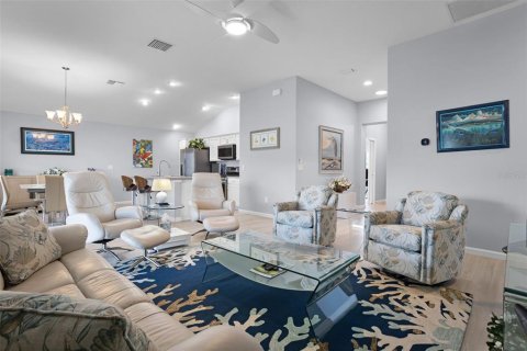 House in The Villages, Florida 3 bedrooms, 142.23 sq.m. № 1811092 - photo 9
