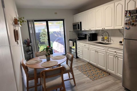 Villa ou maison à vendre à Virginia Gardens, Floride: 4 chambres, 121.7 m2 № 2062548 - photo 5