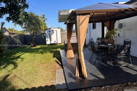 Villa ou maison à Virginia Gardens, Floride 4 chambres, 121.7 m2 № 2062548