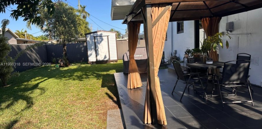 Villa ou maison à Virginia Gardens, Floride 4 chambres, 121.7 m2 № 2062548