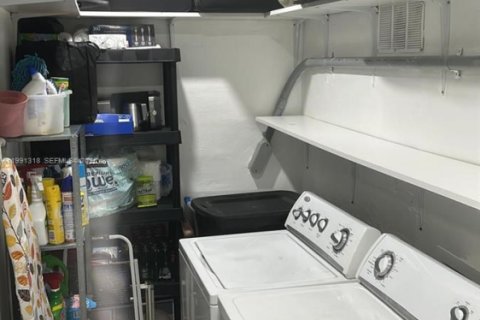 Villa ou maison à vendre à Virginia Gardens, Floride: 4 chambres, 121.7 m2 № 2062548 - photo 12