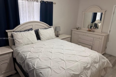 Villa ou maison à vendre à Virginia Gardens, Floride: 4 chambres, 121.7 m2 № 2062548 - photo 8