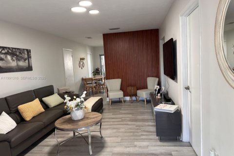 Villa ou maison à vendre à Virginia Gardens, Floride: 4 chambres, 121.7 m2 № 2062548 - photo 4