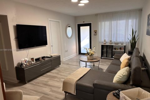 Villa ou maison à vendre à Virginia Gardens, Floride: 4 chambres, 121.7 m2 № 2062548 - photo 3