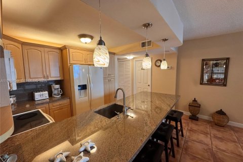Copropriété à louer à Hollywood, Floride: 1 chambre, 78.69 m2 № 2145673 - photo 2