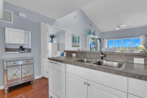 Condo in North Port, Florida, 2 bedrooms  № 2379154 - photo 9