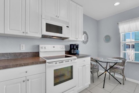 Condo in North Port, Florida, 2 bedrooms  № 2379154 - photo 8