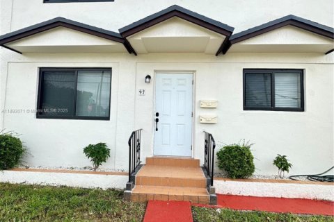 Villa ou maison à louer à Miami, Floride: 2 chambres, 149.57 m2 № 1945035 - photo 2
