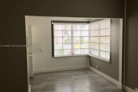 Condo in Miami Beach, Florida, 1 bedroom  № 2009790 - photo 2