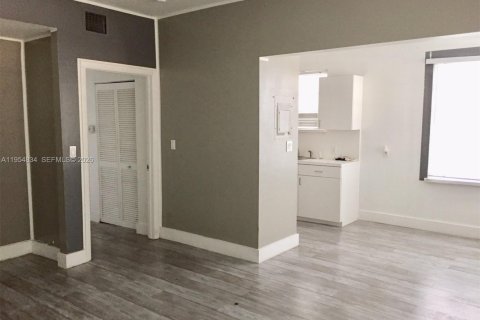 Condo in Miami Beach, Florida, 1 bedroom  № 2009790 - photo 3