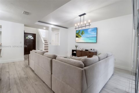 Townhouse in Cutler Bay, Florida 3 bedrooms, 148.74 sq.m. № 2382934 - photo 6