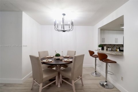 Townhouse in Cutler Bay, Florida 3 bedrooms, 148.74 sq.m. № 2382934 - photo 11