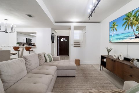Townhouse in Cutler Bay, Florida 3 bedrooms, 148.74 sq.m. № 2382934 - photo 3