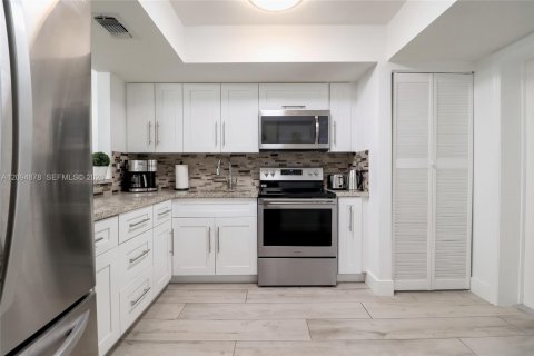 Townhouse in Cutler Bay, Florida 3 bedrooms, 148.74 sq.m. № 2382934 - photo 9