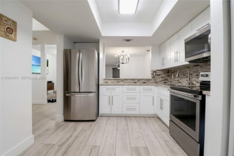Townhouse in Cutler Bay, Florida 3 bedrooms, 148.74 sq.m. № 2382934 - photo 7