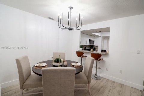Townhouse in Cutler Bay, Florida 3 bedrooms, 148.74 sq.m. № 2382934 - photo 4