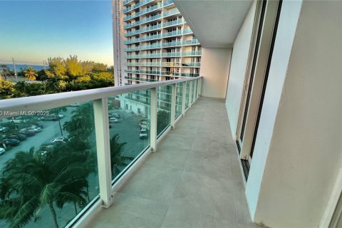 Condominio en venta en Sunny Isles Beach, Florida, 2 dormitorios, 126.07 m2 № 1699370 - foto 11