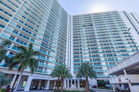 Condominio en venta en Sunny Isles Beach, Florida, 2 dormitorios, 126.07 m2 № 1699370 - foto 12