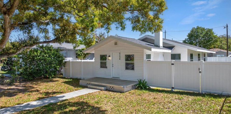 Villa ou maison à Saint Petersburg, Floride 3 chambres, 124.86 m2 № 2156475