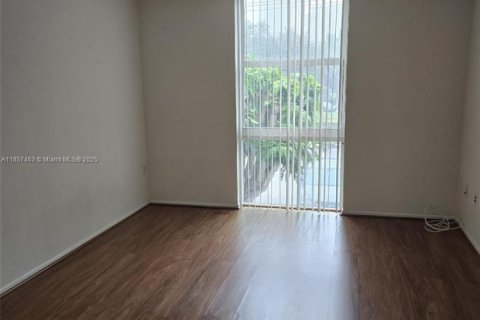 Condo in North Miami Beach, Florida, 1 bedroom  № 1882170 - photo 8