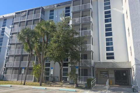 Condo in North Miami Beach, Florida, 1 bedroom  № 1882170 - photo 11