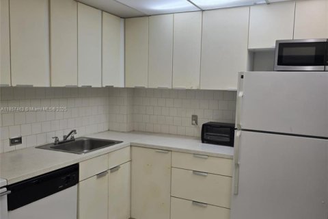 Condo in North Miami Beach, Florida, 1 bedroom  № 1882170 - photo 5