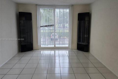 Condo in North Miami Beach, Florida, 1 bedroom  № 1882170 - photo 4