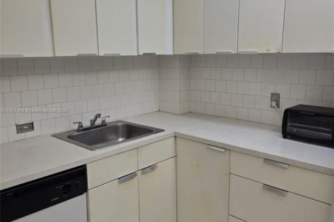 Condo in North Miami Beach, Florida, 1 bedroom  № 1882170 - photo 3