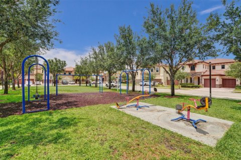 Townhouse in Doral, Florida 4 bedrooms, 165.64 sq.m. № 1185471 - photo 1