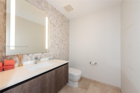 Condo in Miami, Florida, 2 bedrooms  № 1867209 - photo 16