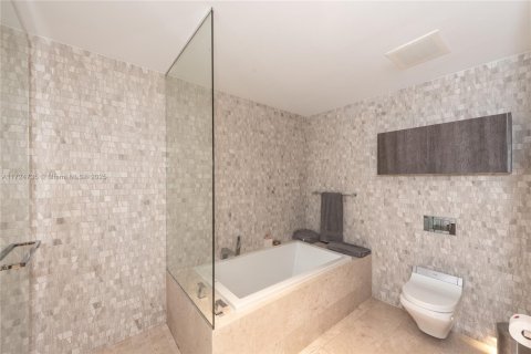 Condo in Miami, Florida, 2 bedrooms  № 1867209 - photo 12