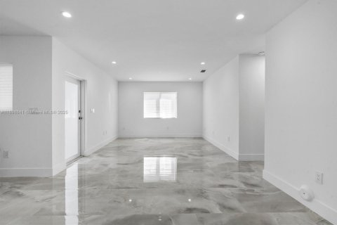 House in Miami, Florida 3 bedrooms, 139.35 sq.m. № 1947834 - photo 14