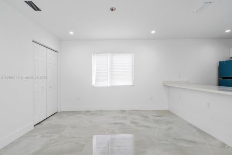 House in Miami, Florida 3 bedrooms, 139.35 sq.m. № 1947834 - photo 9