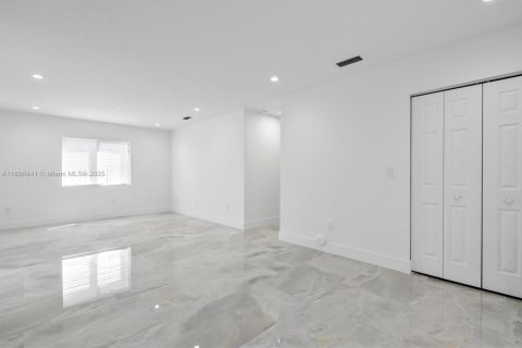 House in Miami, Florida 3 bedrooms, 139.35 sq.m. № 1947834 - photo 30