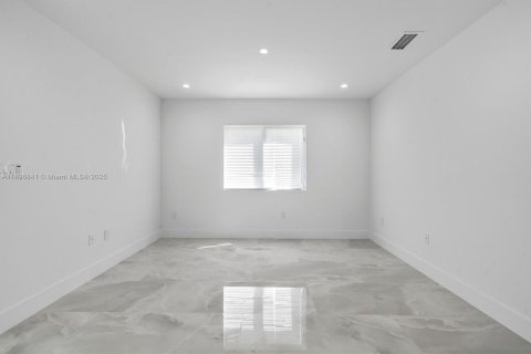 House in Miami, Florida 3 bedrooms, 139.35 sq.m. № 1947834 - photo 17