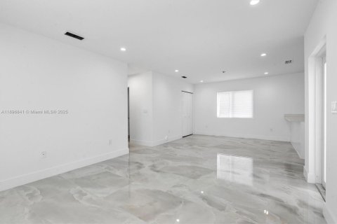 House in Miami, Florida 3 bedrooms, 139.35 sq.m. № 1947834 - photo 8