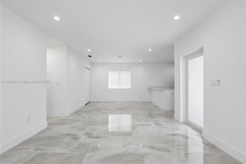 House in Miami, Florida 3 bedrooms, 139.35 sq.m. № 1947834 - photo 5