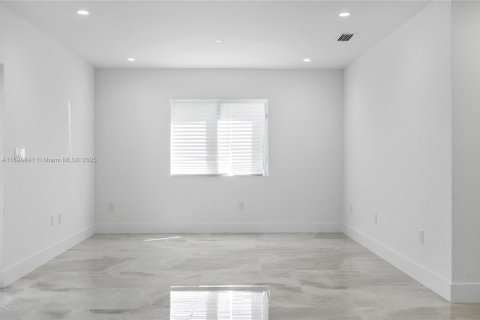 House in Miami, Florida 3 bedrooms, 139.35 sq.m. № 1947834 - photo 15