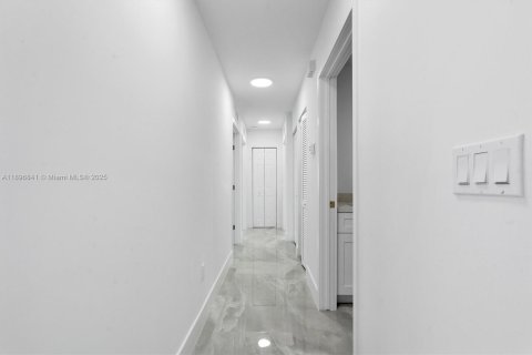 House in Miami, Florida 3 bedrooms, 139.35 sq.m. № 1947834 - photo 20