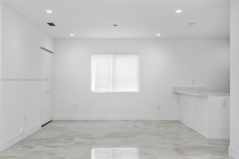 House in Miami, Florida 3 bedrooms, 139.35 sq.m. № 1947834 - photo 6