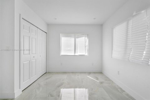 House in Miami, Florida 3 bedrooms, 139.35 sq.m. № 1947834 - photo 23