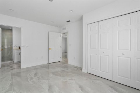 House in Miami, Florida 3 bedrooms, 139.35 sq.m. № 1947834 - photo 26