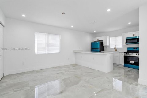 House in Miami, Florida 3 bedrooms, 139.35 sq.m. № 1947834 - photo 10