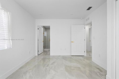 House in Miami, Florida 3 bedrooms, 139.35 sq.m. № 1947834 - photo 24