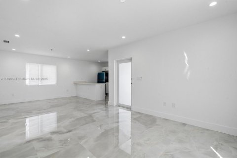 House in Miami, Florida 3 bedrooms, 139.35 sq.m. № 1947834 - photo 7