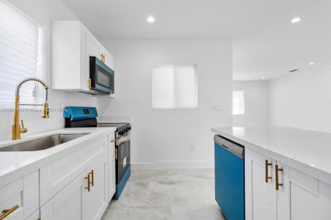 House in Miami, Florida 3 bedrooms, 139.35 sq.m. № 1947834 - photo 13