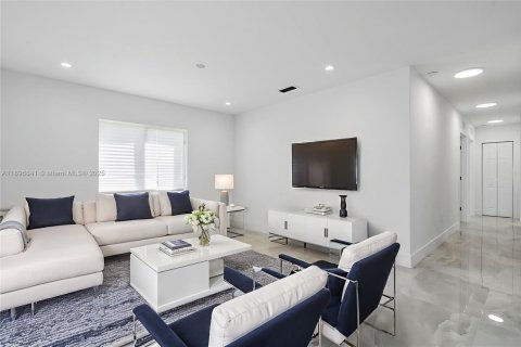 House in Miami, Florida 3 bedrooms, 139.35 sq.m. № 1947834 - photo 18